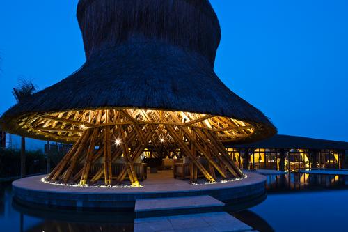 The new beach bar provides a relaxing space for guests at the resort / Vo Trong Nghia Architects