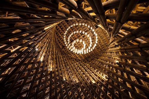 The flexibility of the material allows for diverse structural patterns / Vo Trong Nghia Architects