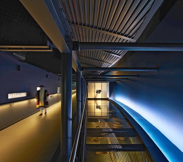 The virtual hull’s backgrounds are black or dark grey to give the sense of being below deck / PHOTO: © hufton + CROW