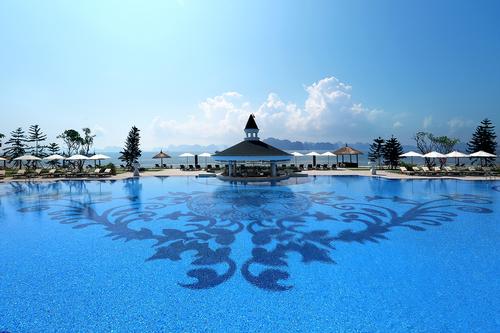 Guests can enjoy indoor and outdoor pools, or take a tip in the natural waters of the bay / Vinpearl Ha Long