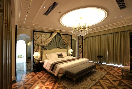 The resort's hotel contains 384 rooms for guests, who have to take a speedboat voyage to reach the island / Vinpearl Ha Long