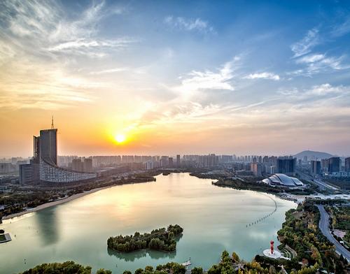 The Shangri-La Hefei is set between the Yangtze River and the freshwater Chaohu Lake / Shangri-La