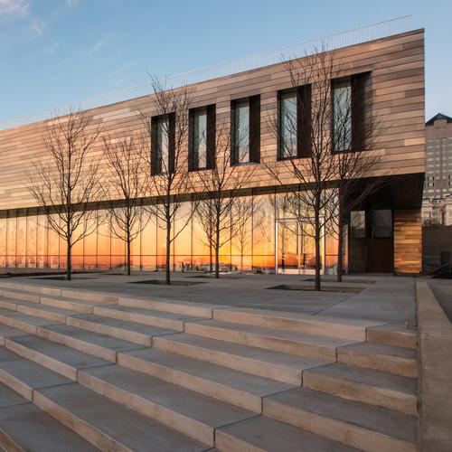 A new entrance along the Lake Michigan waterfront connects the museum to a lakefront path / Milwaukee Art Museum