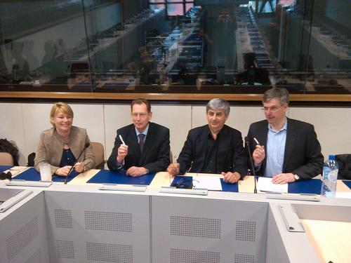 EuropeActive’s president-elect Sir Graham Watson (second from left) signed an historic memorandum of co-operation with UNI-Europa and the European Association of Sport Employers (EASE) EuropeActive’s president-elect Sir Graham Watson (second from left) signed an historic memorandum of co-operation with UNI-Europa and the European Association of Sport Employers (EASE)