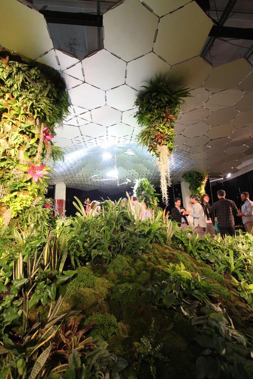 If completed, the Lowline would see light reflectors placed on surrounding buildings and rooftops to channel sunlight into the park / RAAD Studio