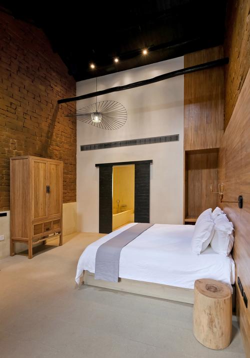 The bedrooms have been designed as a contemporary space within a traditional Chinese community / Su Shengliang