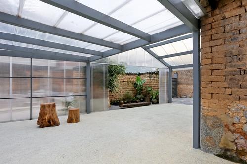 Original bricks were used along with modern steel frames and floor-to-ceiling windows / Su Shengliang