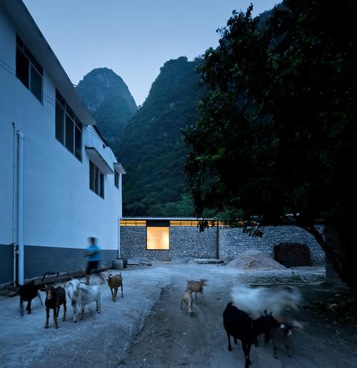 The design mixes traditional and modern design features to integrate with the local village / Su Shengliang