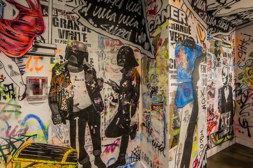 Darth vader and Boba Fett have a chat in a mural created by street artists WIA and Stikki Peaches / Patricia Brochu