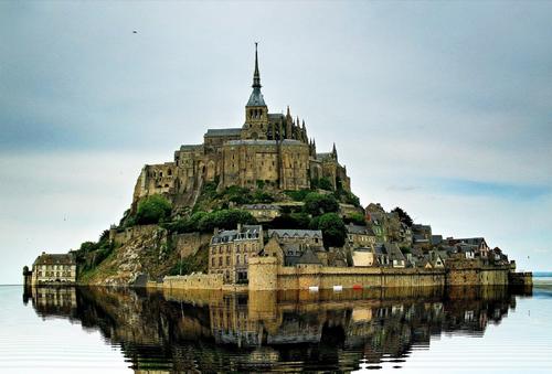 The city takes its inspiration from Le Mont Saint-Michel in Normandy, France