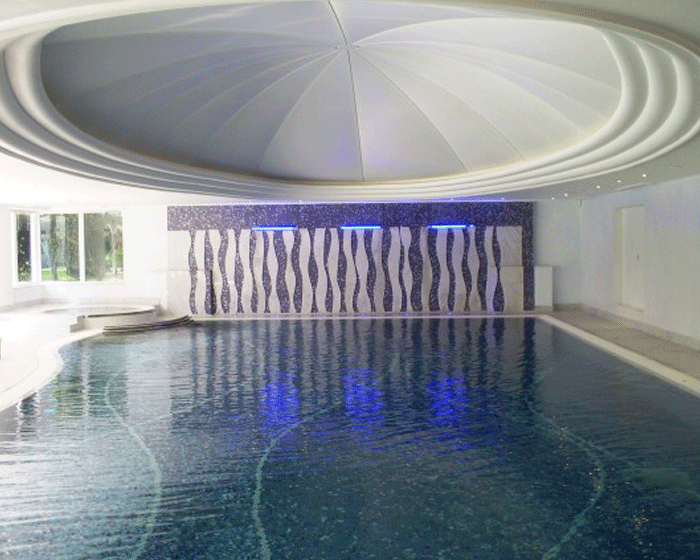 The waterproof glass feature walls can be used alongside swimming pools or saunariums / 