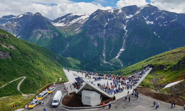 Code Arkitektur’s viewing platform balances on the edge of the Gaular mountain, 700m above sea level / Eivind Nygaard