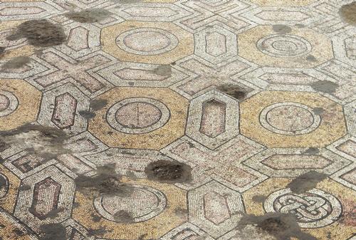 The hotel will be situated around one of the largest intact mosaic tiled floors in the world / Emre Arolat Architecture