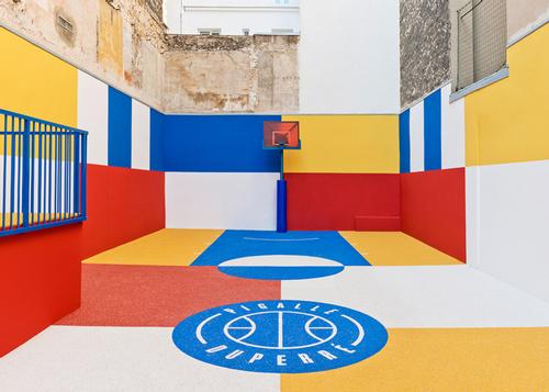 Local youths joined friends and family of the design team to create the court / Sebastien Michelini
