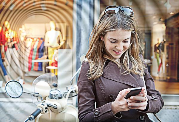 Shops can use beacons to send special offers to passers-by / PHOTO: www.shutterstock.