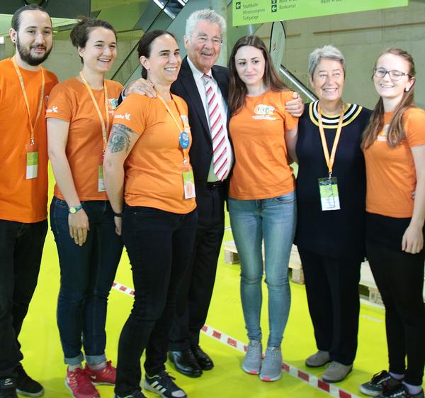 Austria’s then-president Heinz Fischer and his wife, Margit, who’s head of the ScienceCentre-Network, pose with staff at the conference