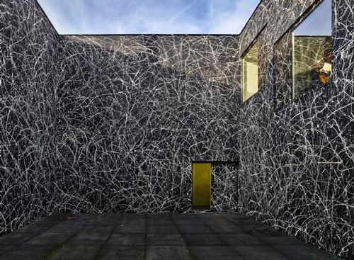 The internal features dark walls splattered with light-coloured paint to create 'the ultimate expression of density' / Eugeni Pons.