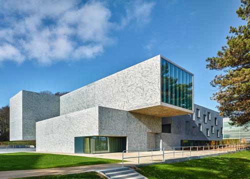 The centre has been designed as an opaque mass of light grey concrete volumes of various sizes 
/ Eugeni Pons.