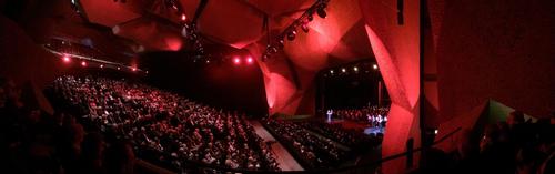 The venue can host theatrical shows, operas, symphonies, films and musicals / Fernando Melis Arquitectos