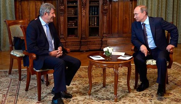 Puy du Fou’s Philippe de Villiers (left) signed a deal with Vladimir Putin in August 2014 / PHOTO: KREMLIN.RU