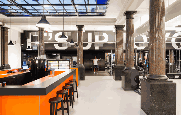The gym is housed in a former post office / Maarten Noordijk Photography