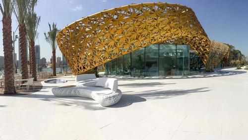 The roof casts shade over the butterfly habitat within / 3deluxe