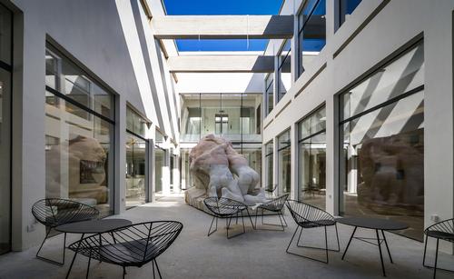 The complex has a 26-ton marble statue by artist Sigalit Landau / Elma Arts Complex Luxury Hotel 