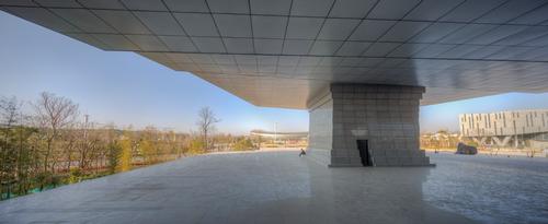 One end of the museum rests on a plinth, giving the impression it's floating / Atelier Alter