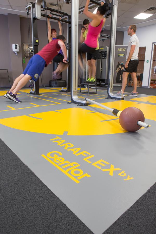 The university opted for a bright and durable Taraflex surface under its functional rig