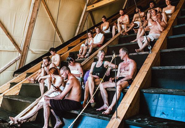 The amphitheatre-style seating in the sauna can also be used for a varied programme of events