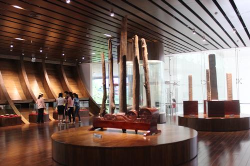 The second-floor gallery is designed like the interior of a wooden ship / Discover Halong