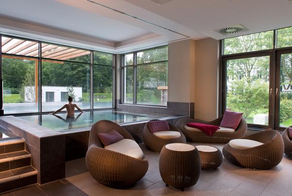 Aspria Uhlenhorst’s spa area
spills out into the gardens, with a swim-through indoor/outdoor pool