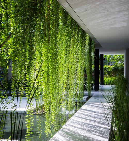 The hanging gardens create “walls” in the “wall-less” ground floor / Oki Hiroyuki