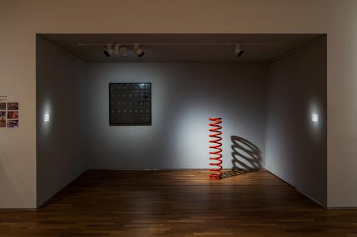 Art varies in style through the gallery / BETON-BRUT