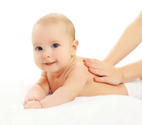 The Sunrise Massage aims to stimulate the baby’s senses and central nervous system, as well as promote sensory and cognitive development / Shutterstock/Rohappy