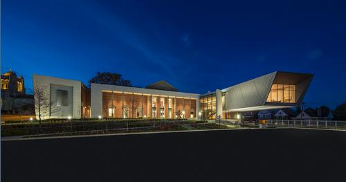 Perpendicular to the new wing is a new south façade that visually frames the original brick building with a two-story colonnade / Ennead Architects