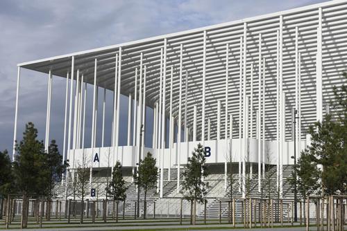 900 white columns replicate pine trees of the nearby Landes Forest / Francis Vigouroux / Herzog & de Meuron