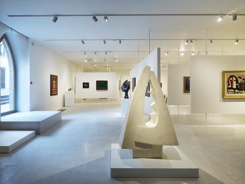 The newly-built hall exhibits more recent works of art / Ruedi Walit