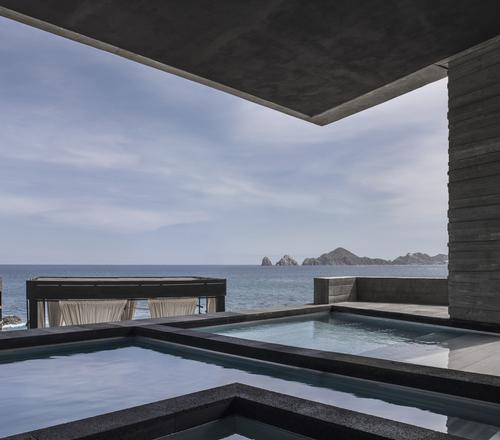 The spa offers a steam room, sauna, hot and cold plunge pools / Thomas Hart Shelby