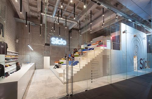Síclo is a 420sq m (4,500sq ft) glass-fronted gym formed around a huge white concrete stairway / Jaime Navarro Soto