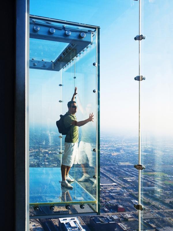 The tower’s Skydeck viewing offer includes glass boxes that extend out 4.3ft (1.3m) from the building / PhotoS: ©www.shutterstock.com