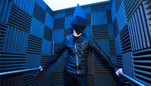 A Gareth Pugh installation for Selfridges creates a totally seamless experience from reality to virtual reality / Inition