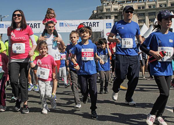 If families go on a fitness journey together, both parents and children can enjoy the benefits of good health / shutterstock