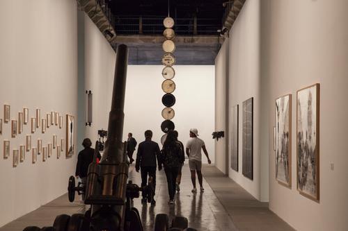 Adjaye’s temporary museum is housed inside a 316-meter-long (1,036ft) 16th century ship building warehouse known as the Corderie / Adjaye Associates