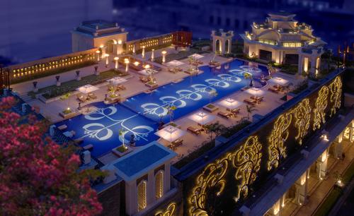 The 11-storey hotel itself was originally designed by architects Smallwood, Reynolds, Stewart, Stewart & Associates / Leela Palaces, Hotels and Resorts