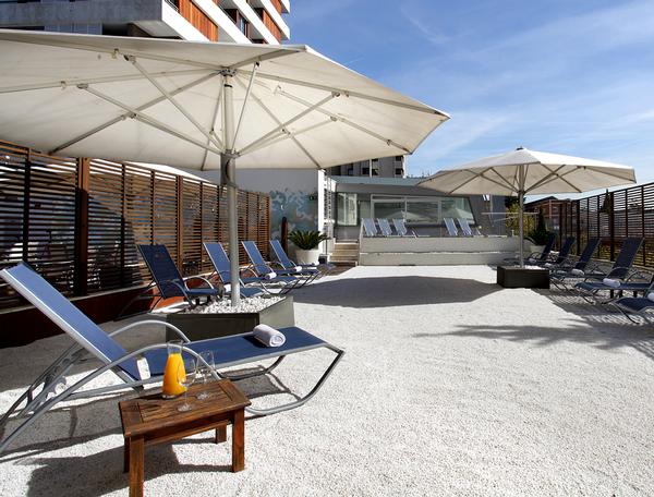 Members can relax on a 
500sq m sandy beach terrace