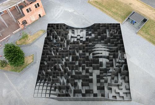 Visitors can ascend to the top of a mine shaft and look down into the maze and at those exploring it / Filip Dujardin