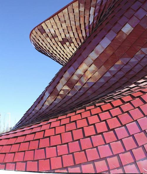 The panels have a metallic surface that changes as light and viewpoints shift / Studio Libeskind
