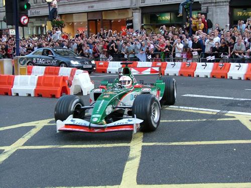 Martin Brundle driving a Jaguar F1 car around London during a Formula One parade in 2004 / Flickr.com/jtstewart
