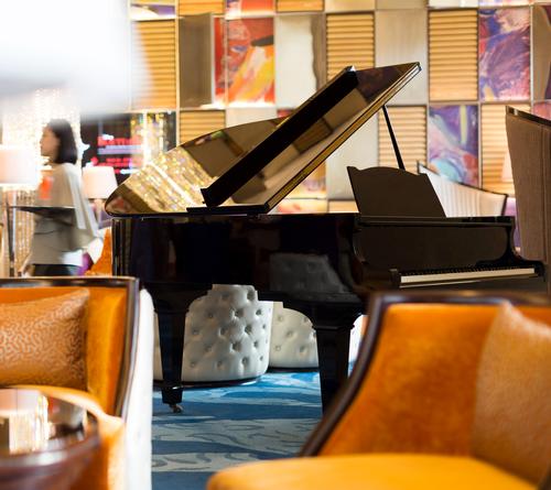 The Writers Bar is re-interpreted as an oasis of Indonesian art, history and literature / Raffles